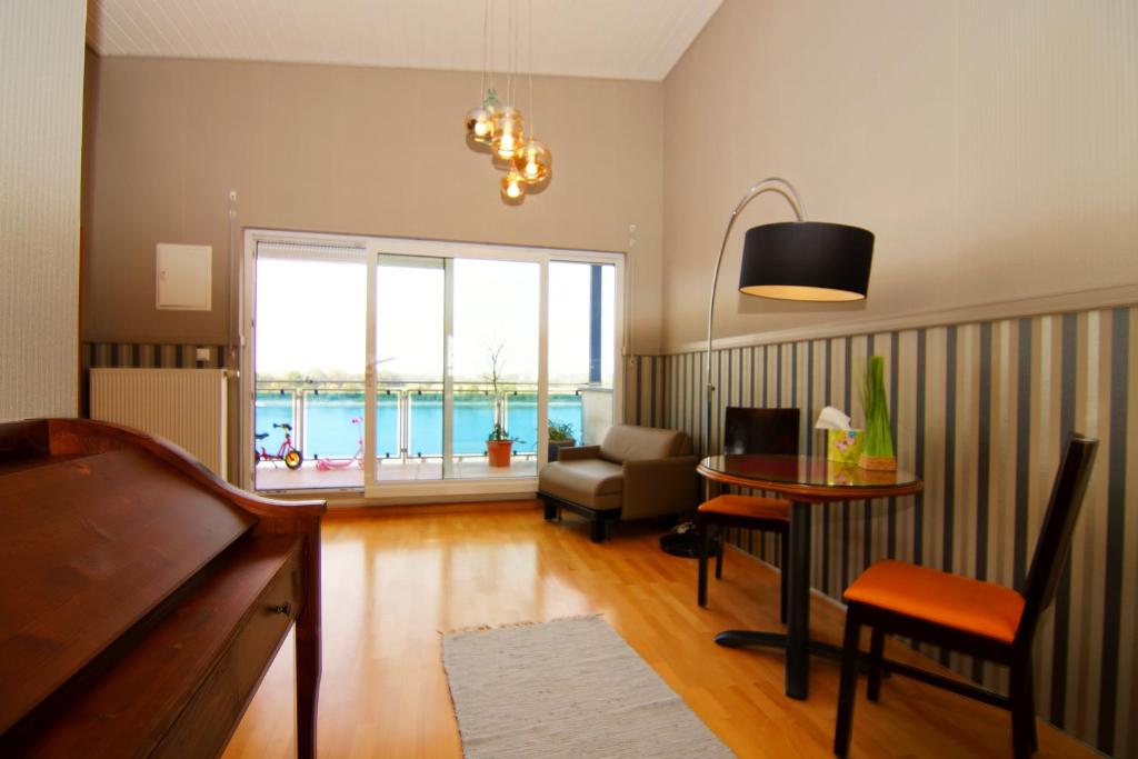 ein Wohnzimmer mit einem Tisch und einem Stuhl in der Unterkunft Hotel Rheingold in Gernsheim