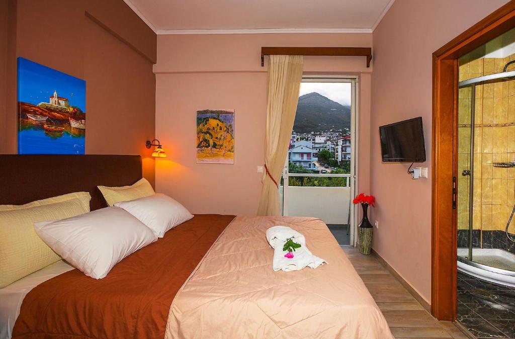 Postel nebo postele na pokoji v ubytování Kyparissia Beach Hotel