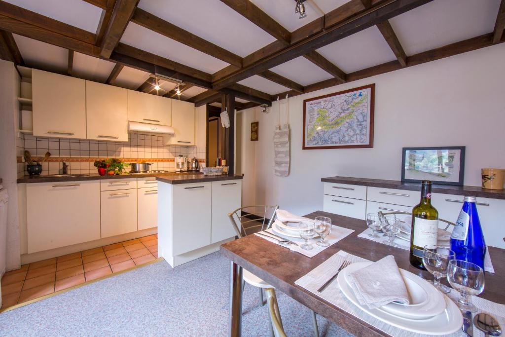 - une cuisine avec une table et des verres à vin dans l'établissement Résidence Grand Roc - Bruyères 207 - Happy Rentals, à Chamonix-Mont-Blanc