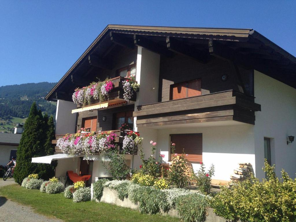 een gebouw met bloembakken aan de zijkant bij Ferienwohnungen Felder in Schruns