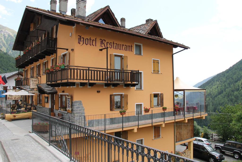 a building with a balcony on a street at Hotel Mont Velan in Saint-Oyen