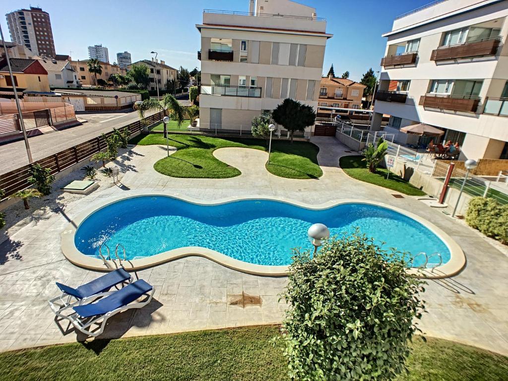 una vista aérea de una piscina en un edificio en El Mirador de La Ribera 0109, en Santiago de la Ribera