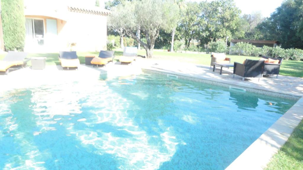 - une piscine avec des chaises dans la cour dans l'établissement Clos des Vignes Pampelonne Vineyard, à Ramatuelle