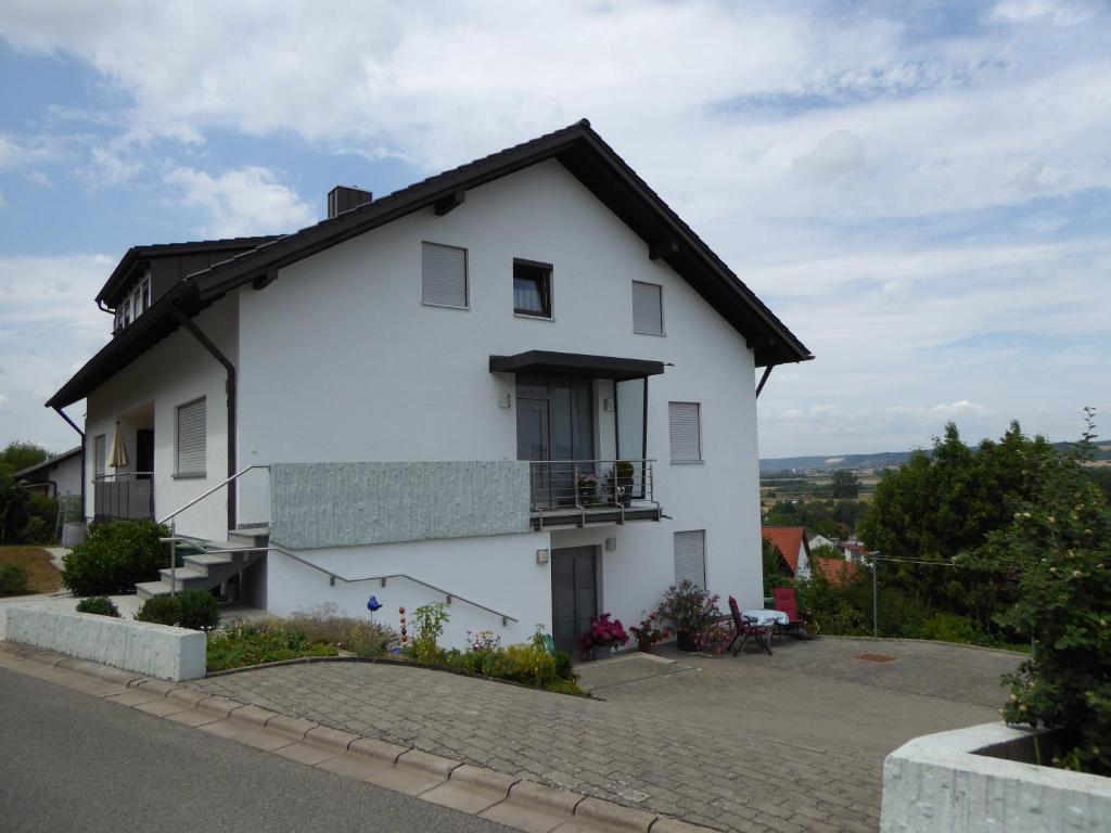 a white house with a black roof at Ferienwohnung Treuter in Viereth-Trunstadt