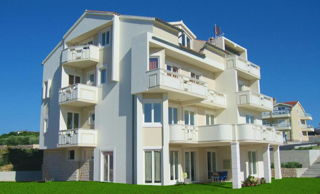 諾瓦的住宿－Apartments Mirage，白色的建筑,旁边设有阳台