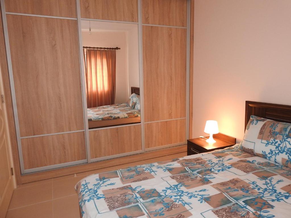 شقة أيلين في فاماغوستا: غرفة نوم مع سرير مع مرآة كبيرة
