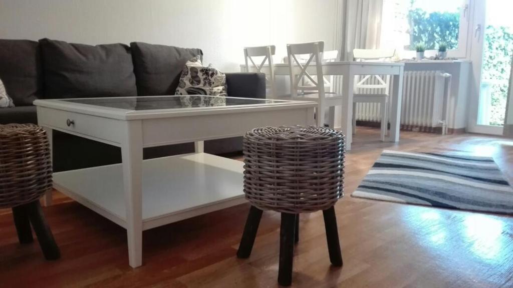 sala de estar con mesa de centro blanca y sillas en Haus Meeresbrise, en Büsum