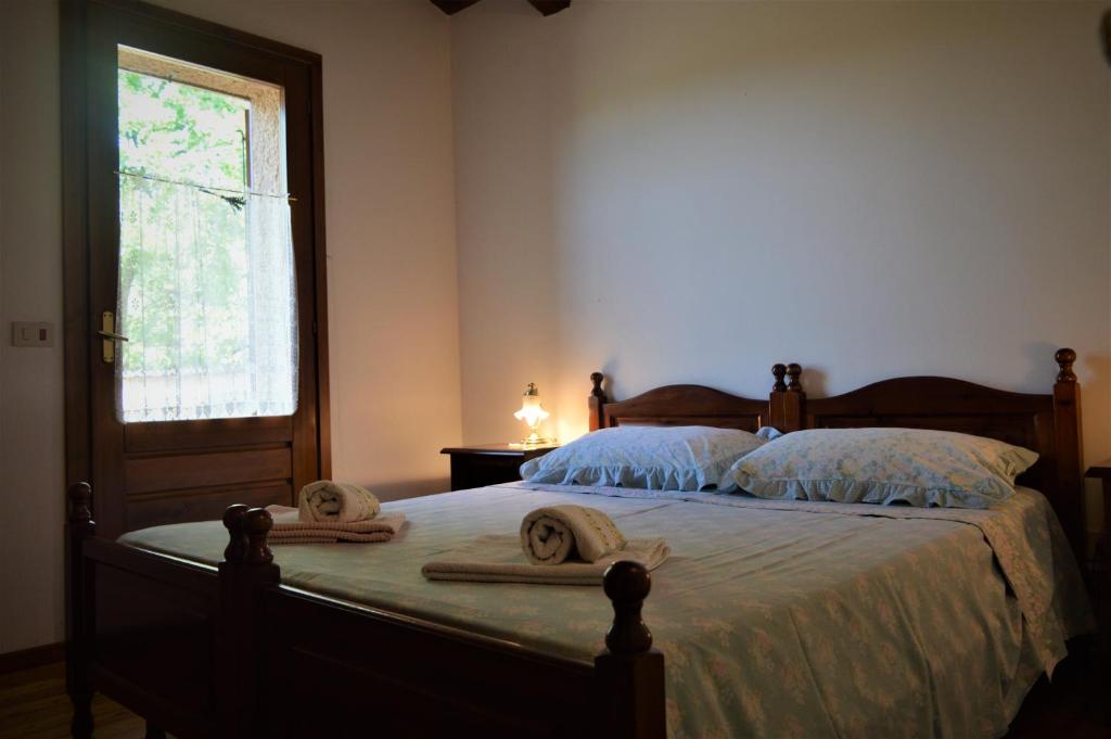 a bedroom with a bed with two towels on it at Colja Jozko Agriturismo in Samatorza