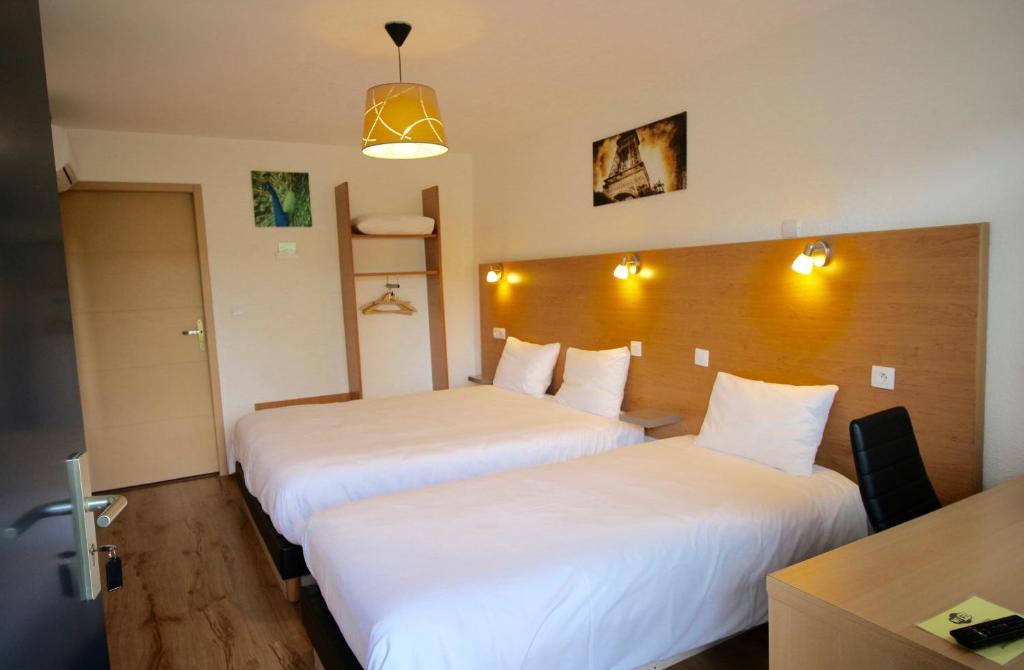 two beds in a hotel room with white sheets at Hôtel Le 15 Périgueux in Coulounieix-Chamiers