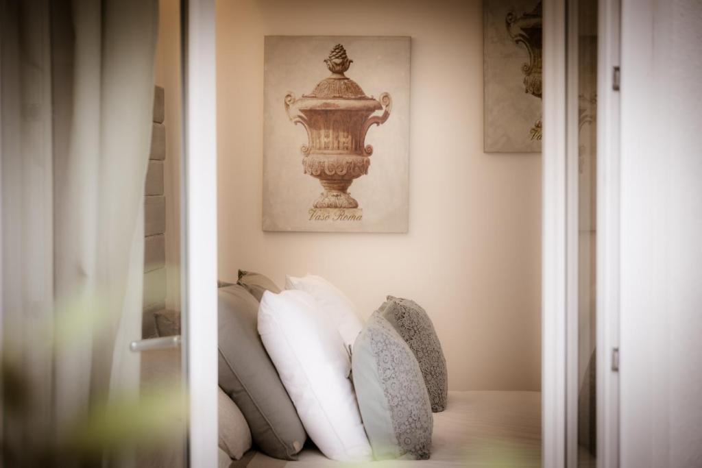 een kamer met een bank en een vaas aan de muur bij Le Jardin Potager in Rome