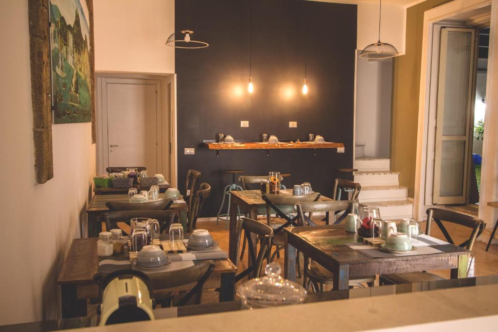 ナポリにあるパラッツォ デッラ ロッジア B＆Bのテーブルと椅子が備わるレストラン