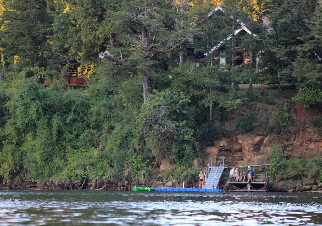 瓦爾迪維亞的住宿－Casa Río Vivo，一群人站在水面上的码头上