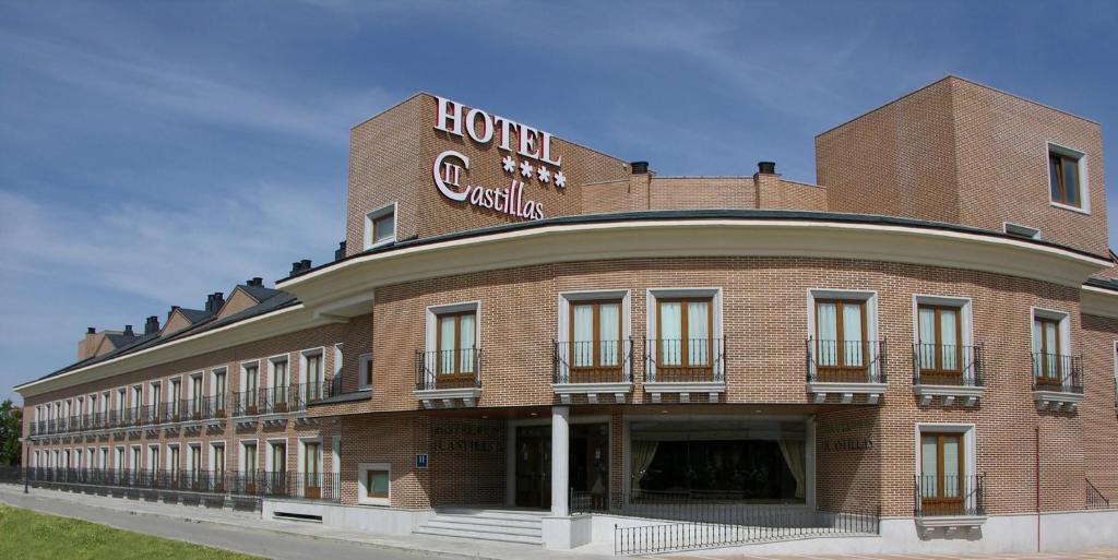 un edificio de ladrillo marrón con un cartel. en Hotel II Castillas Ávila, en Ávila