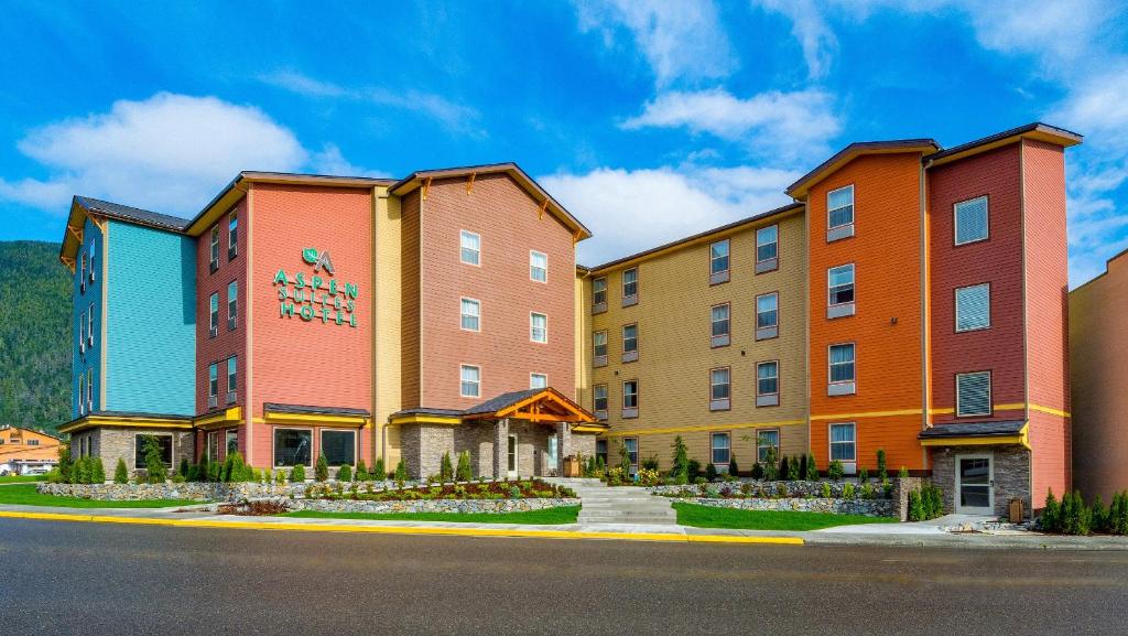 una fila de edificios al lado de una calle en Aspen Suites Hotel Sitka, en Sitka