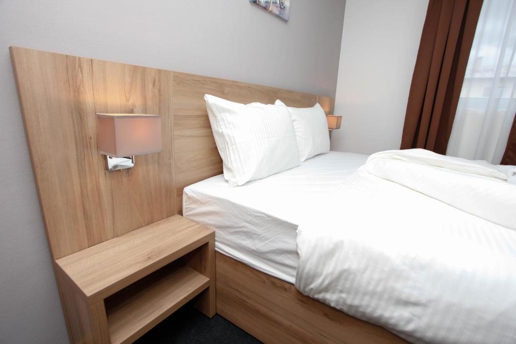 Postel nebo postele na pokoji v ubytování Hotel Kakanj