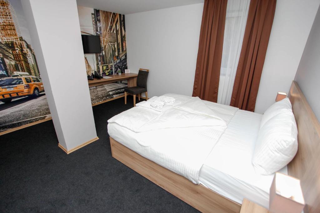Postel nebo postele na pokoji v ubytování Hotel Kakanj
