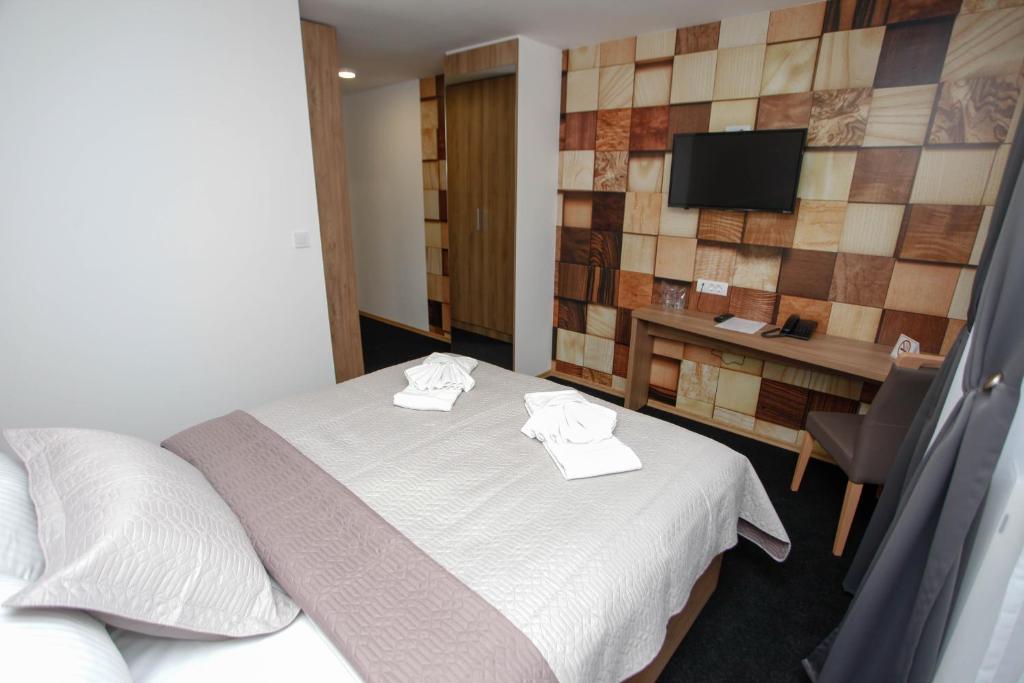 Postel nebo postele na pokoji v ubytování Hotel Kakanj