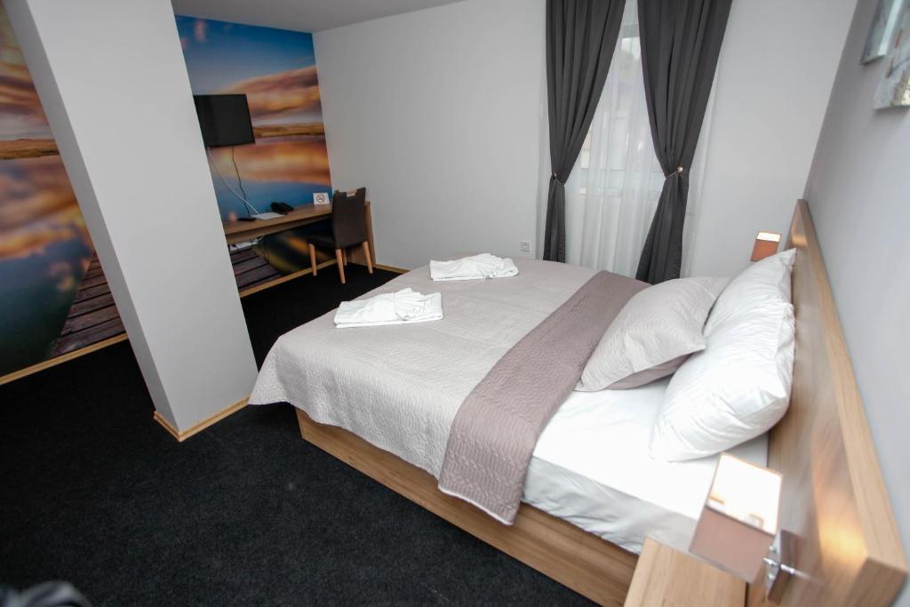 Postel nebo postele na pokoji v ubytování Hotel Kakanj