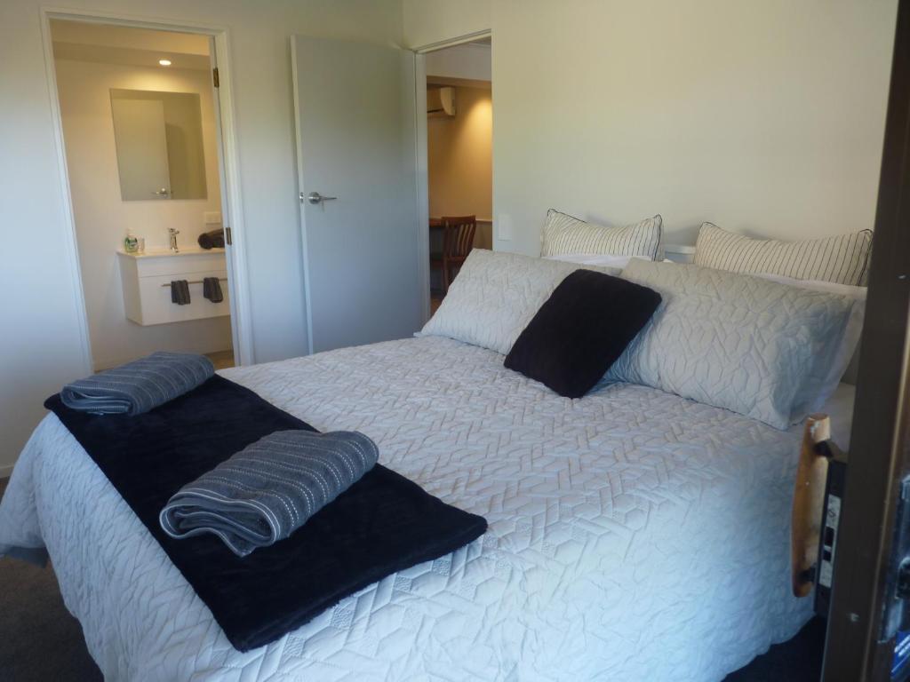 Letto o letti in una camera di Abel Tasman Kaiteriteri B & B