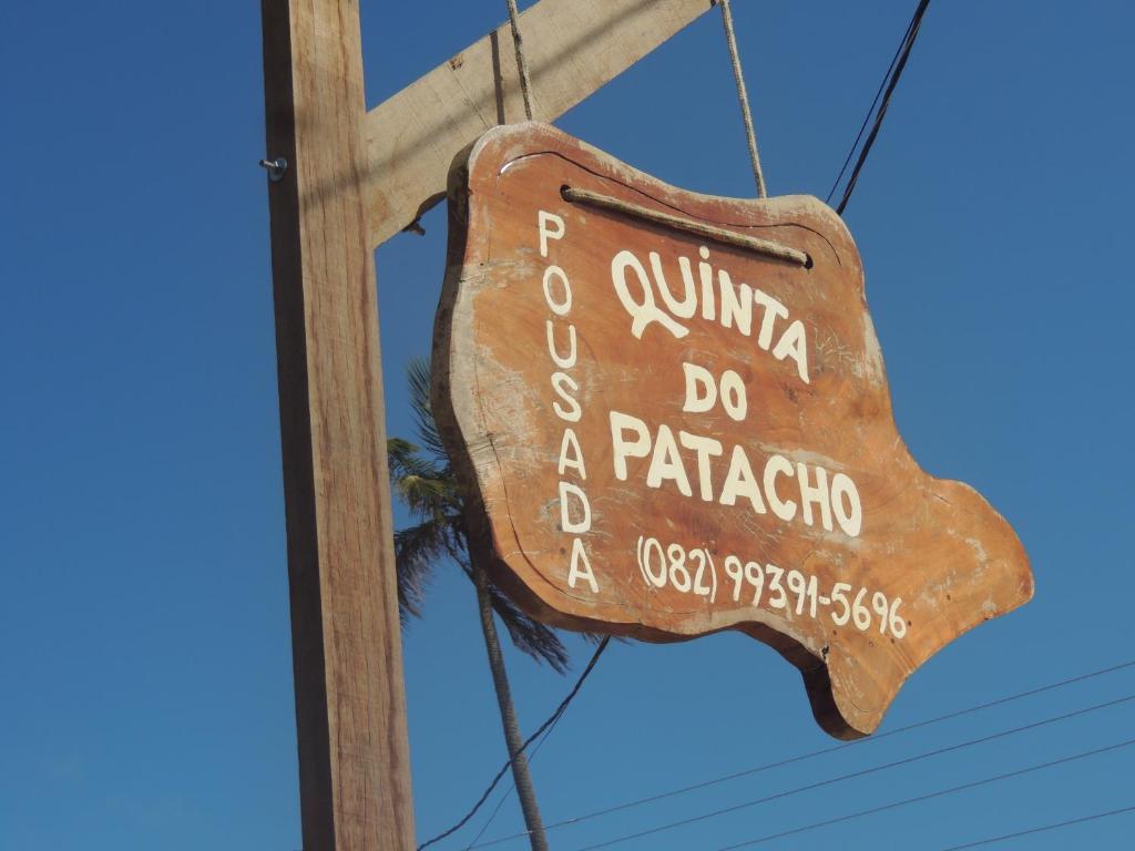 a sign that says puma do a palapa at Pousada Quinta do Patacho in Pôrto de Pedras