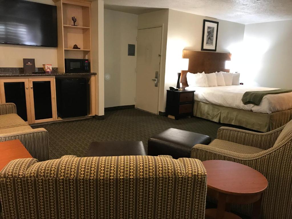 Dinosaur Inn & Suites - Suite Met Kingsize Bed En Spabad