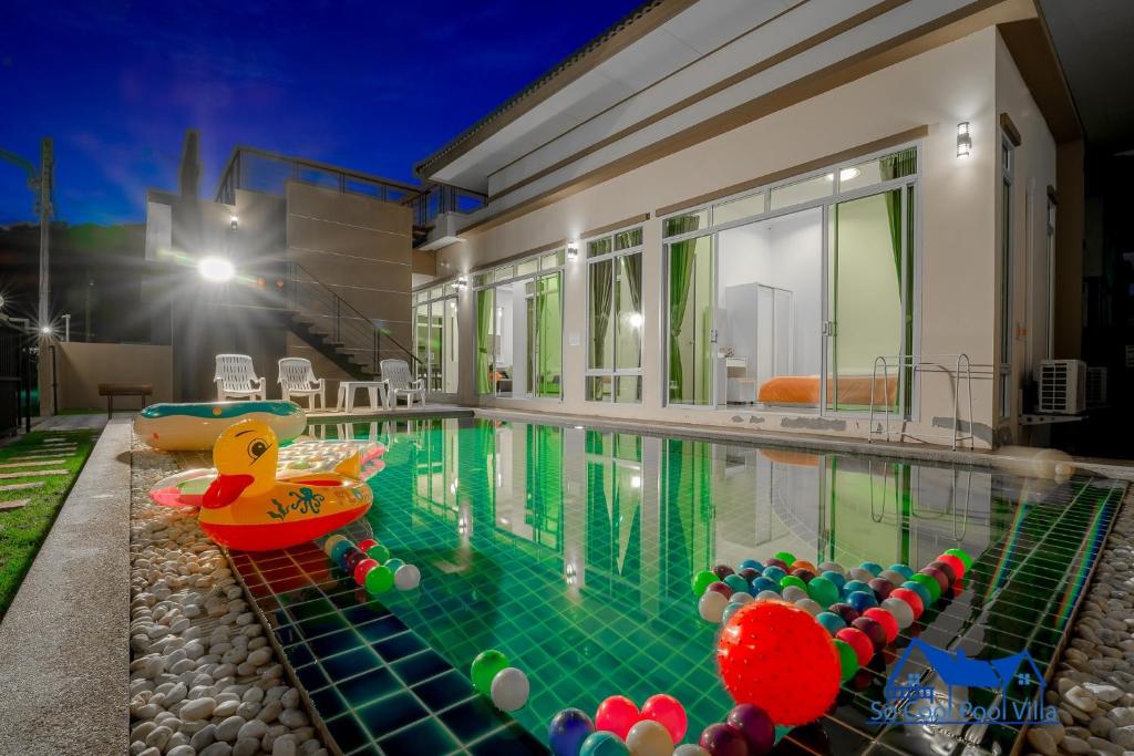 Bazén v ubytování So Cool Pool Villa nebo v jeho okolí