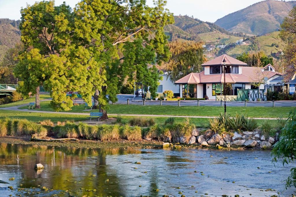 een huis naast een rivier met een huis bij Riverside Villa - In the City by the River! in Nelson