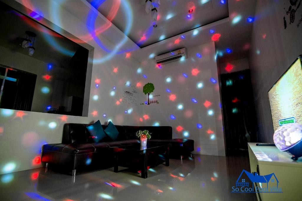 TV a/nebo společenská místnost v ubytování So Cool Pool Villa