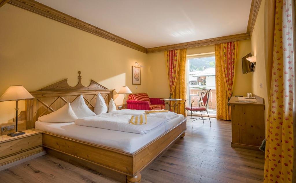 Een bed of bedden in een kamer bij Das Rotspitz Adults - only
