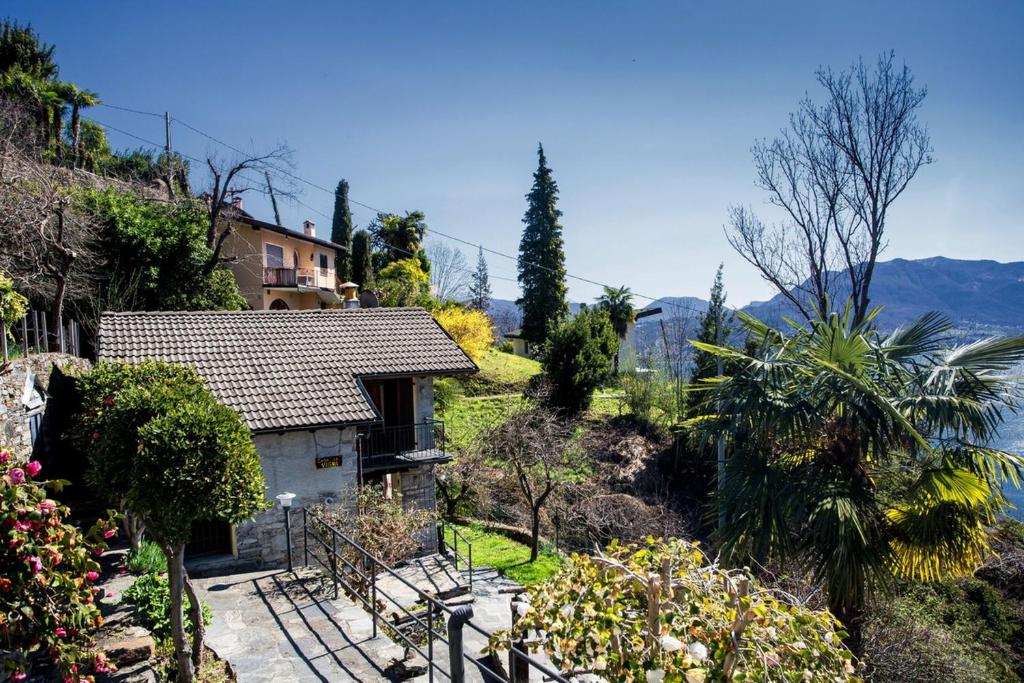 カンネロ・リヴィエーラにあるRustico La Vignaの庭園の見える家