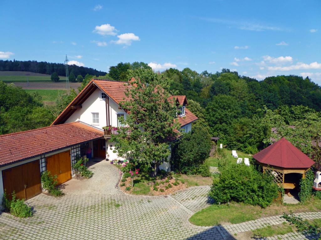バート・ベルネック・イム・フィヒテルゲビルゲにあるFerienhof Hübnerの庭園付きの家屋の空中風景