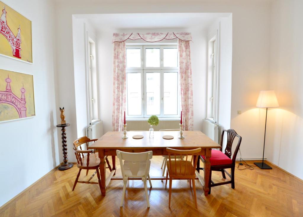 ウィーンにあるClassy Apartment, 10 Min To The Centreのダイニングルーム(テーブル、椅子、窓付)