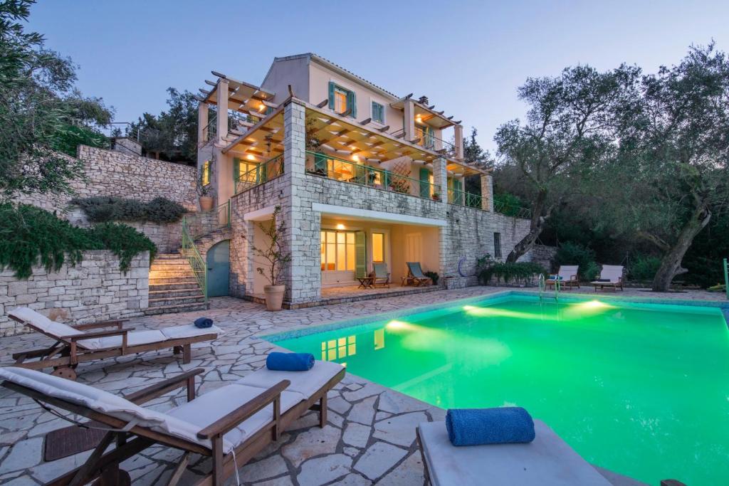 uma casa com uma piscina em frente em Villa Manti em Gaios