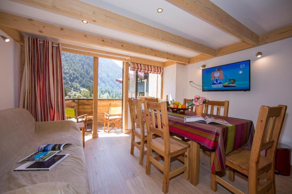 - un salon avec une table à manger offrant une vue dans l'établissement Résidence Grand Roc - Campanules 306 - Happy Rentals, à Chamonix-Mont-Blanc
