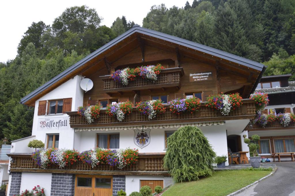 un edificio con cajas de flores en el balcón en Haus Wasserfall en Sankt Gallenkirch
