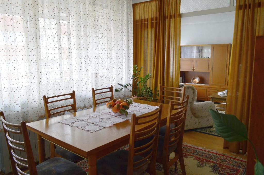 a dining room with a table with fruit on it at Apartman Nikolic in Bor