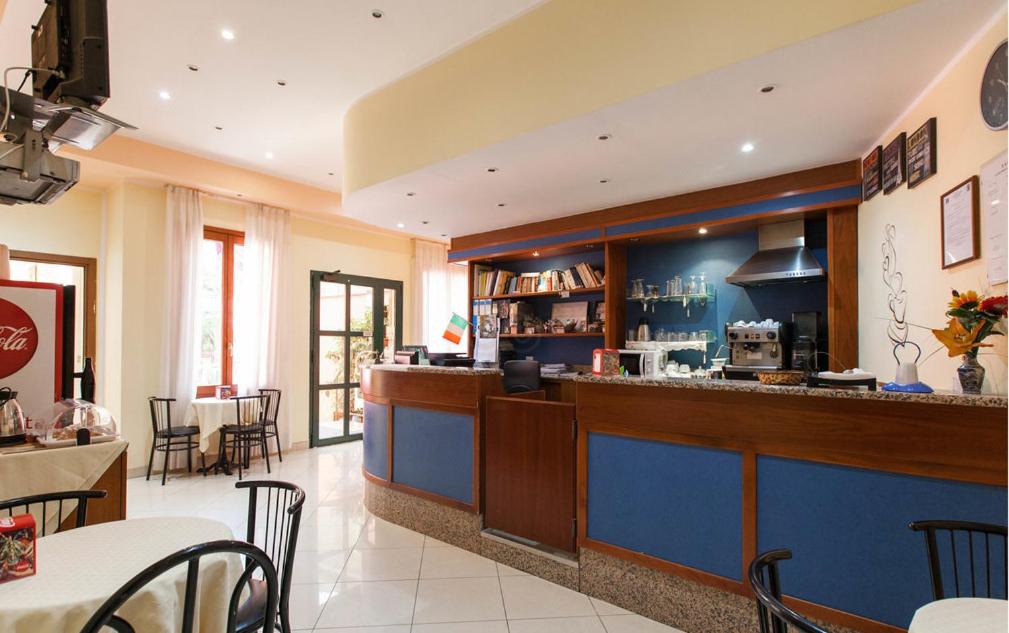 un restaurante con barra y un bar en Hotel Greco, en Milán