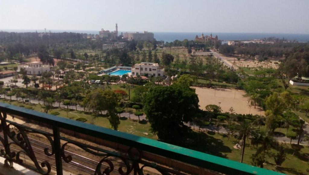 een uitzicht vanaf het balkon van een resort met een park bij Mahdy Apartment in Alexandrië