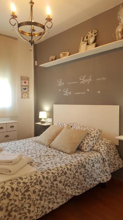 a bedroom with a bed and a shelf with shoes on it at Apartamento El Fangar in Deltebre