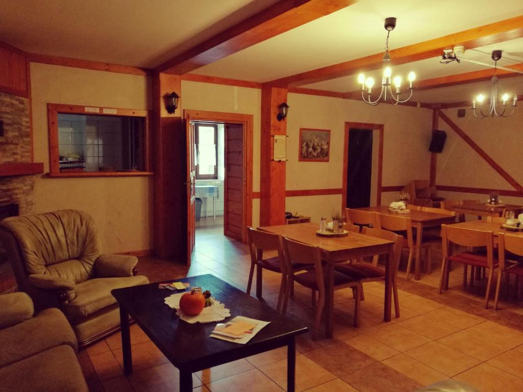 uma sala de estar com mesas e uma sala de jantar em Przywiśle em Ustroń