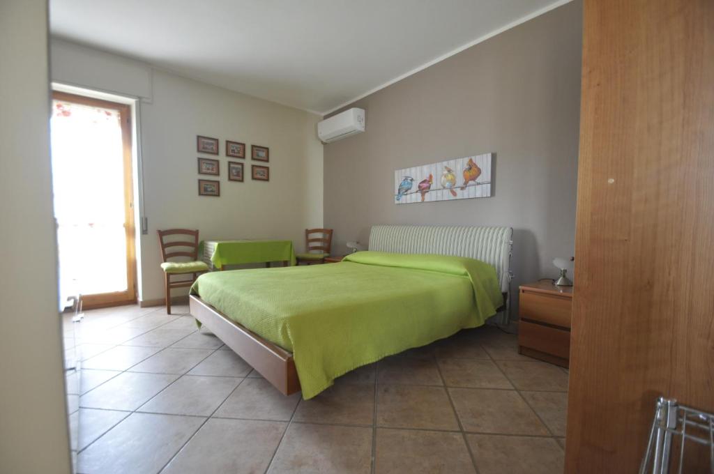 アルゲーロにあるAl 32 y 3のベッドルーム(緑のベッド1台、椅子付)