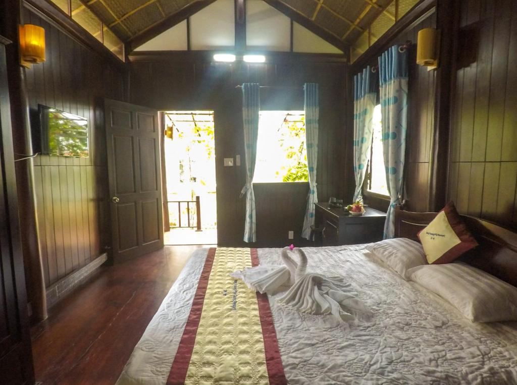 Giường trong phòng chung tại Hung Vuong Resort