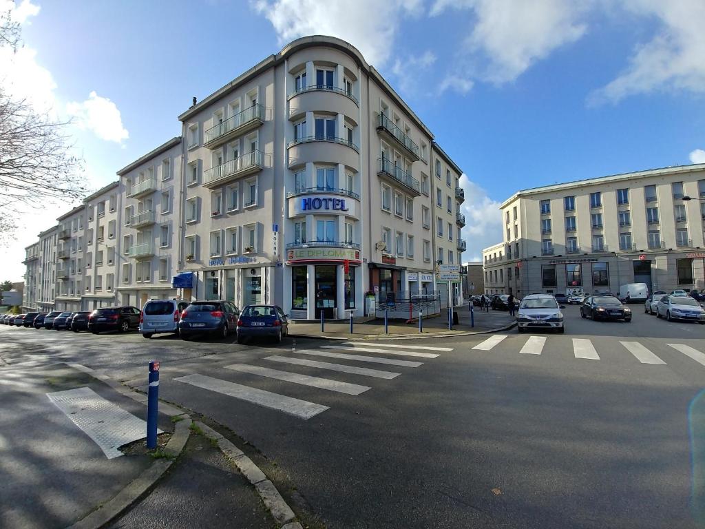 un grand bâtiment avec des voitures garées dans un parking dans l'établissement Agena, à Brest