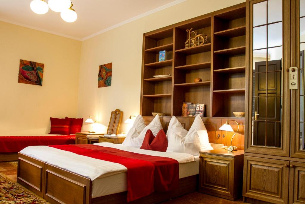 Postel nebo postele na pokoji v ubytování Hotel Molnár