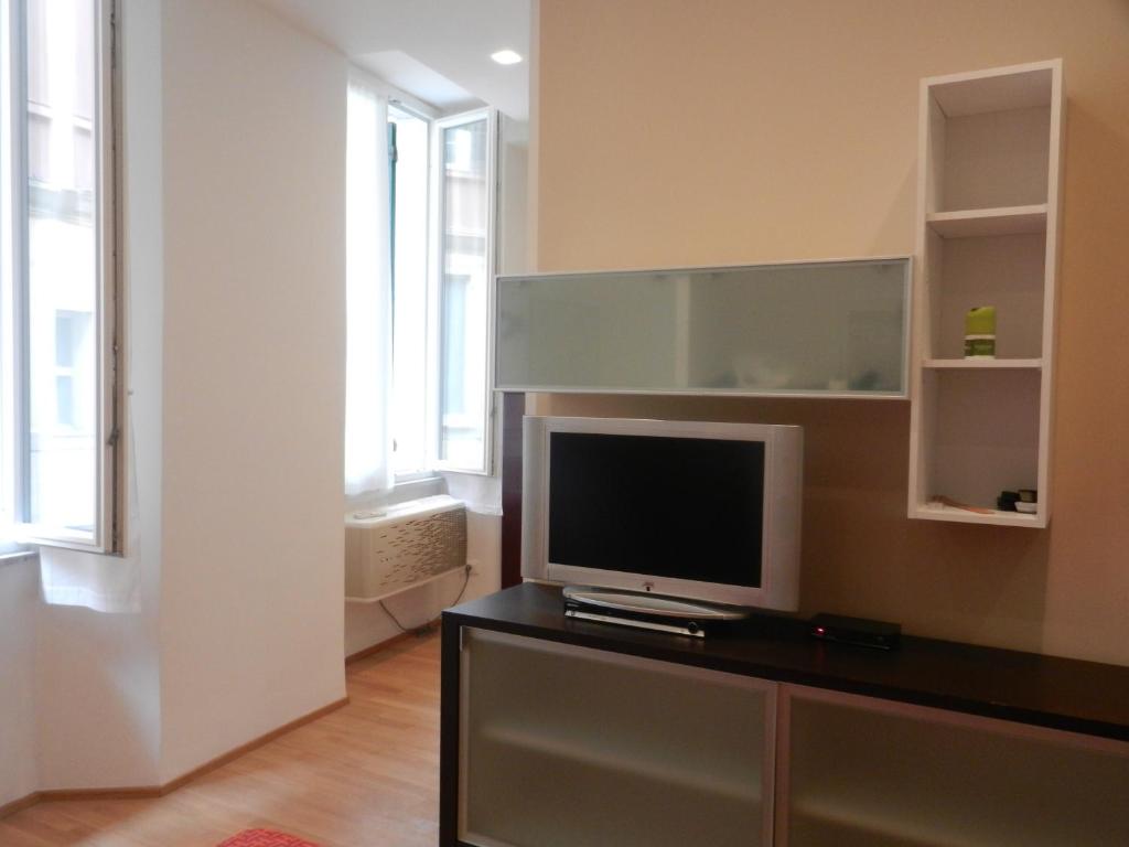 A television and/or entertainment centre at Central Guesthouse