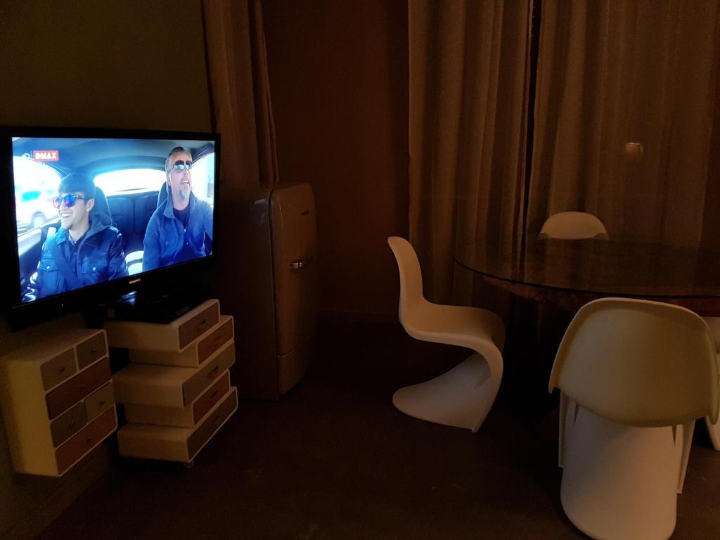 Telewizja i/lub zestaw kina domowego w obiekcie Saint George's House centro-stazione-ospedali