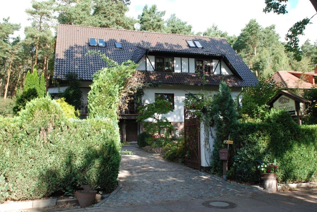 ein Haus mit einem Weg, der dorthin führt in der Unterkunft Hotel Tannenspitze in Lutherstadt Wittenberg