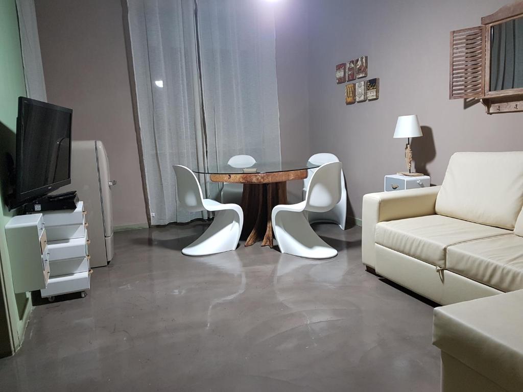 Telewizja i/lub zestaw kina domowego w obiekcie Saint George's House centro-stazione-ospedali