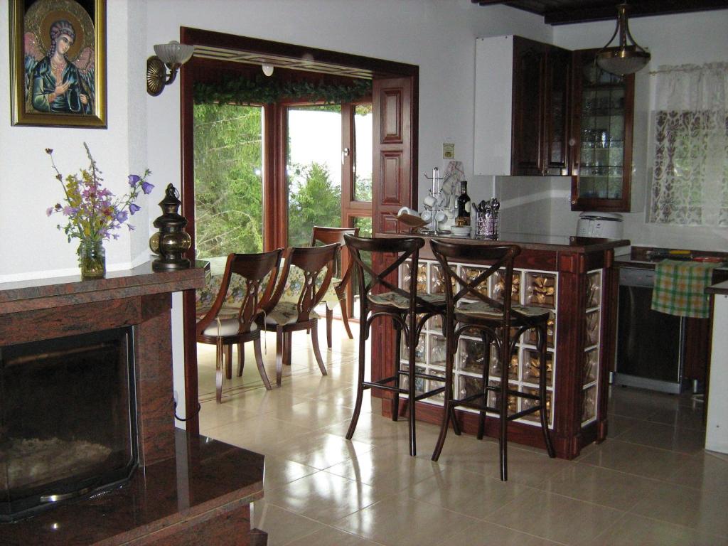 eine Küche und ein Wohnzimmer mit einem Tisch und Stühlen in der Unterkunft Planinski Biser in Kopaonik