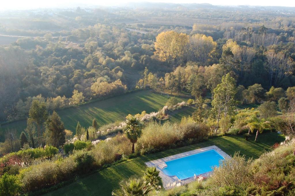 una vista aérea de la finca con una piscina en un campo en Quinta do Louredo Hotel, en Espinhel